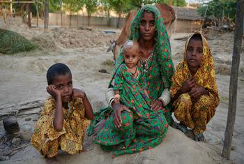 غودي تجلس مع أكشارا البالغة من العمر 8 أشهر وابنتيها الأخريين خارج منزلهم في قرية غلام شبير كلادي في منطقة خيربور بمقاطعة السند - باكستان.