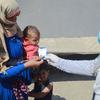 Une mère de la ville de Raqqa, en Syrie, collecte des médicaments pour ses enfants souffrant de diarrhée et reçoit également des instructions sur la façon de stériliser l'eau pour se prémunir contre le choléra.