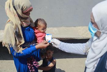 أم في مدينة الرقة بسوريا، تجمع الأدوية لأطفالها الذين يعانون من الإسهال وتتلقى أيضا تعليمات حول كيفية تعقيم المياه للوقاية من الكوليرا.