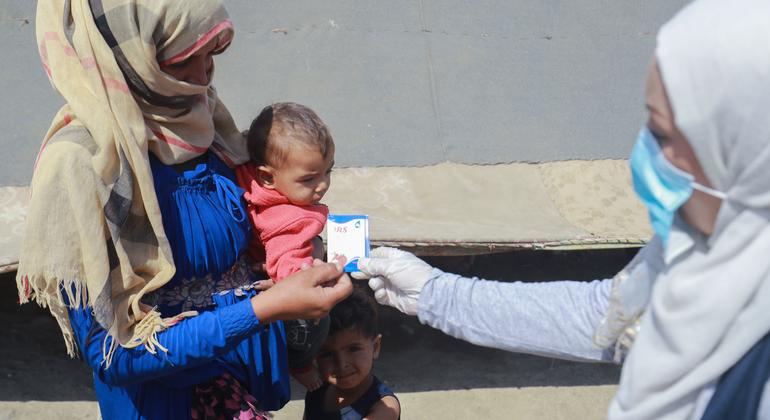 Una madre de la ciudad siria de Raqqa recoge medicamentos para sus hijos con diarrea y también recibe instrucciones sobre cómo esterilizar el agua para protegerse del cólera.