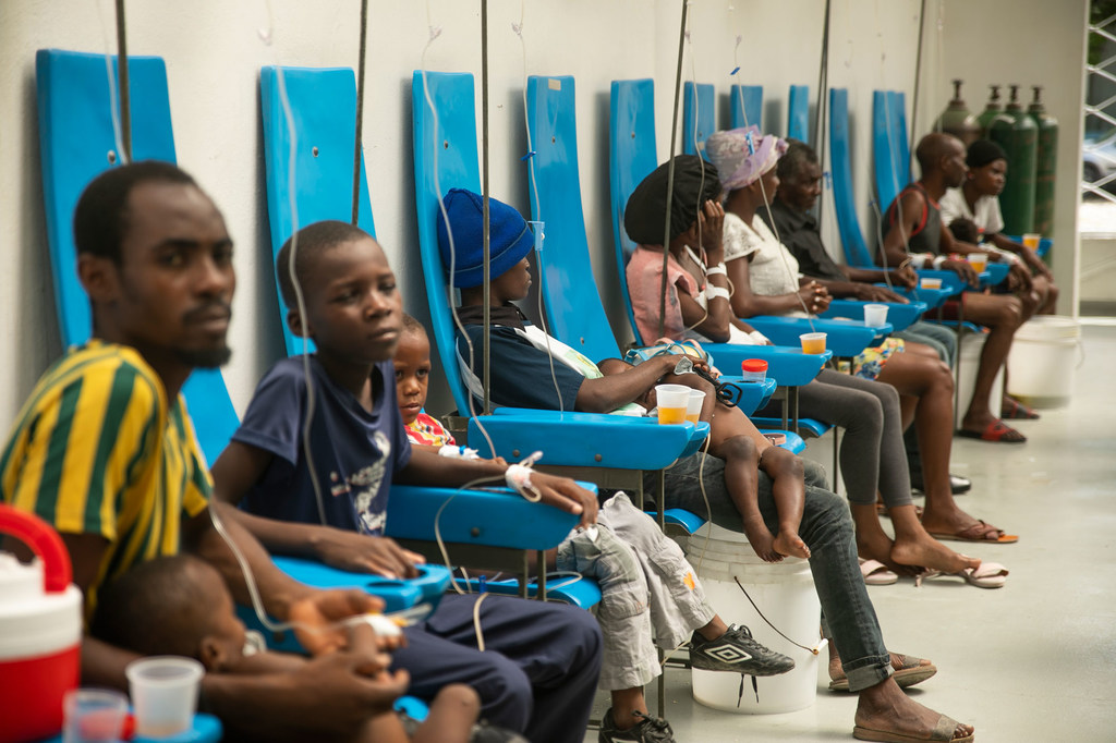 يتلقى الأشخاص الذين تظهر عليهم أعراض الكوليرا العلاج في مراكز جيسكيو في بورت-أو-برنس، هايتي.