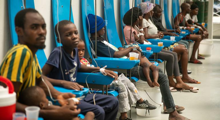 يتلقى الأشخاص الذين تظهر عليهم أعراض الكوليرا العلاج في مراكز جيسكيو في بورت-أو-برنس، هايتي.