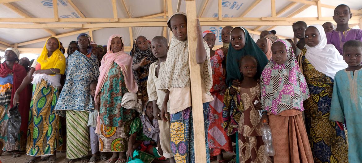 Um grande grupo de recém-chegados espera para se registrar dentro de uma estrutura no campo de Minawao para refugiados nigerianos na região do extremo norte