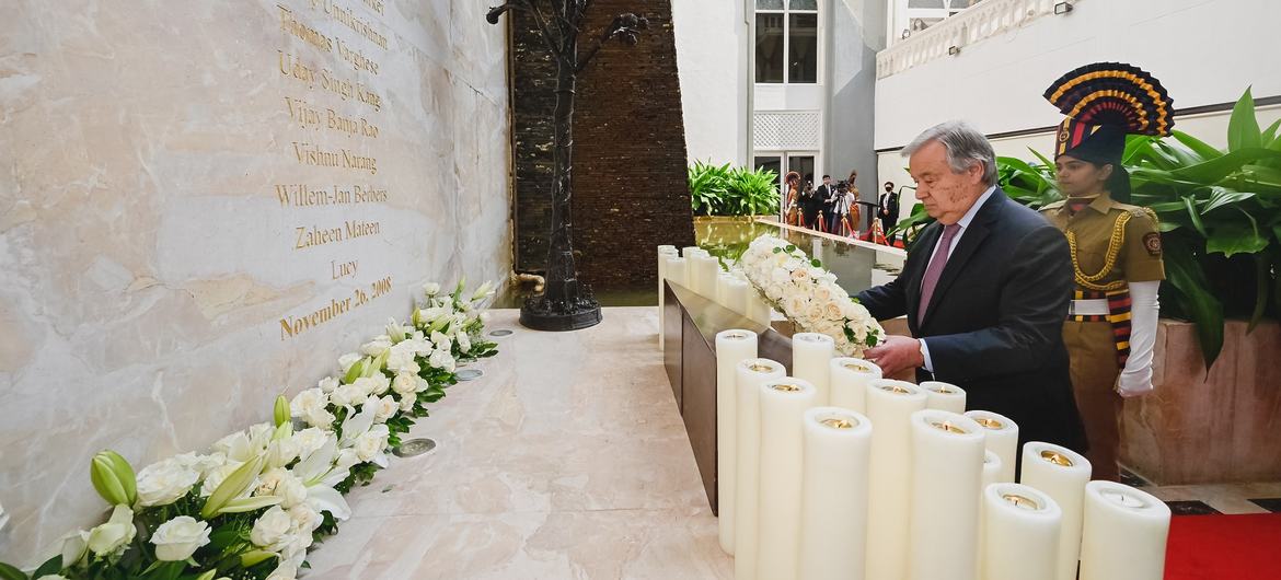 Le Secrétaire général de l'ONU, Antonio Guterres, rend hommage aux victimes des attentats terroristes à l'hôtel Taj Mahal Palace à Mumbai lors de sa visite en Inde.