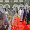 O secretário-geral da ONU, António Guterres, presta homenagem às vítimas dos ataques terroristas de 26/11 no Taj Mahal Palace Hotel em Mumbai durante sua visita à Índia em 2022