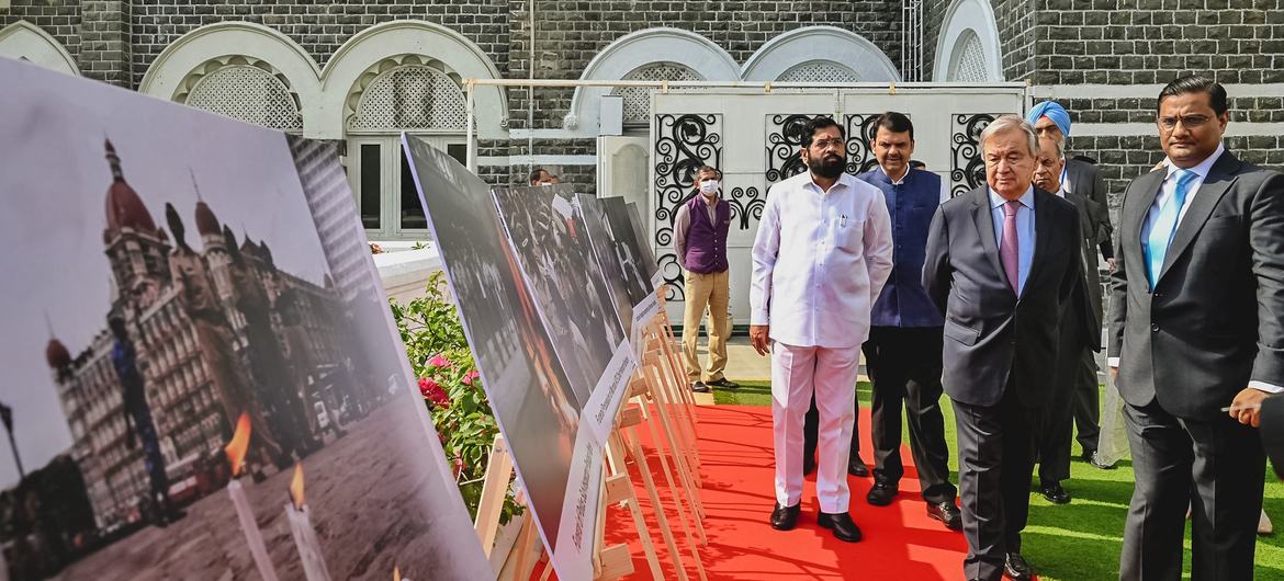 Le secrétaire général de l'ONU, António Guterres, rend hommage aux victimes des attentats terroristes du 26/11 à l'hôtel Taj Mahal Palace lors de sa visite en Inde en octobre 2022.