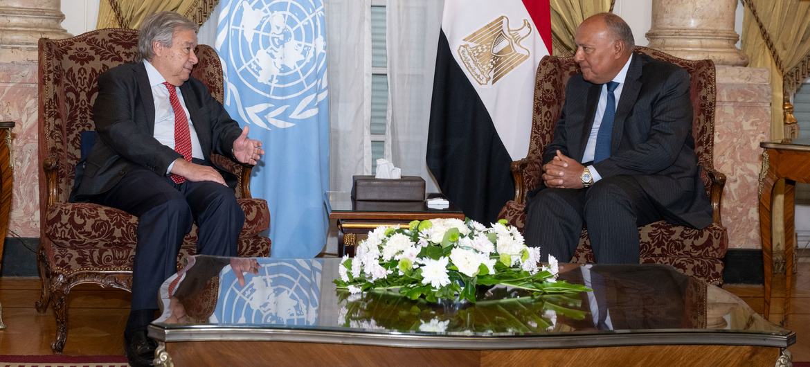 Secretário-geral da ONU, António Guterres (à esquerda), se encontra com o Ministro das Relações Exteriores do Egito, Sameh Hassan Shoukry Selim, no Cairo