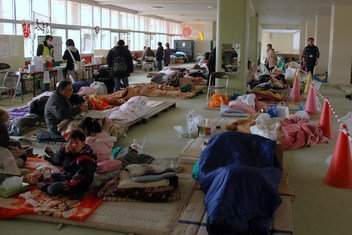 日本海啸灾民避难所。