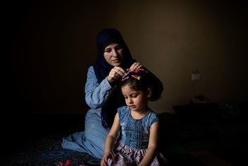 Wafaa, une réfugiée syrienne de 32 ans, épingle les cheveux de sa fille Yasmine, âgée de trois ans, chez eux à Barja, au Liban. Ils attendent d'être réinstallés en Norvège.