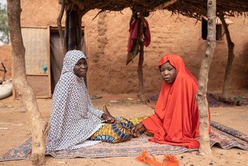 17-летняя Мариама и 18-летняя Зейнабу - участницы движения молодых девушек, протестующих против детских браков в Нигере.