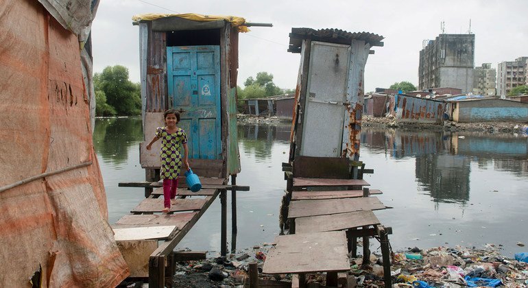 भारत के मुम्बई शहर में, एक ऐसे स्थान पर शौचालय बने हैं जहाँ गन्दा पानी भी निकासी के बाद इकट्ठा है.