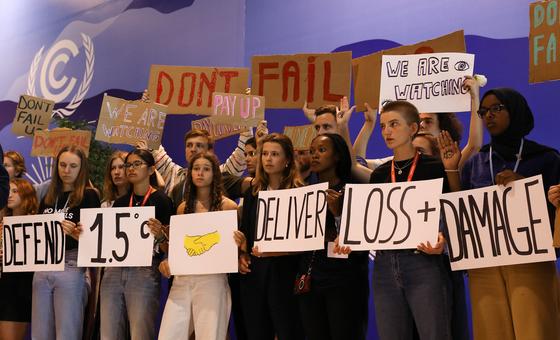 Jóvenes activistas de la sociedad civil envían un mensaje a los negociadores en el centro de conferencias de la COP27 mientras la charla se alarga en Sharm el-Sheikh, Egipto.
