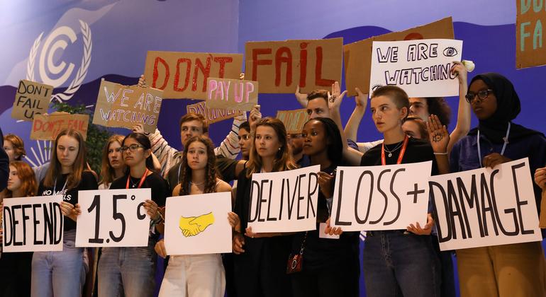 Jóvenes activistas de la sociedad civil envían un mensaje a los negociadores en el centro de conferencias de la COP27 mientras la charla se alarga en Sharm el-Sheikh, Egipto.