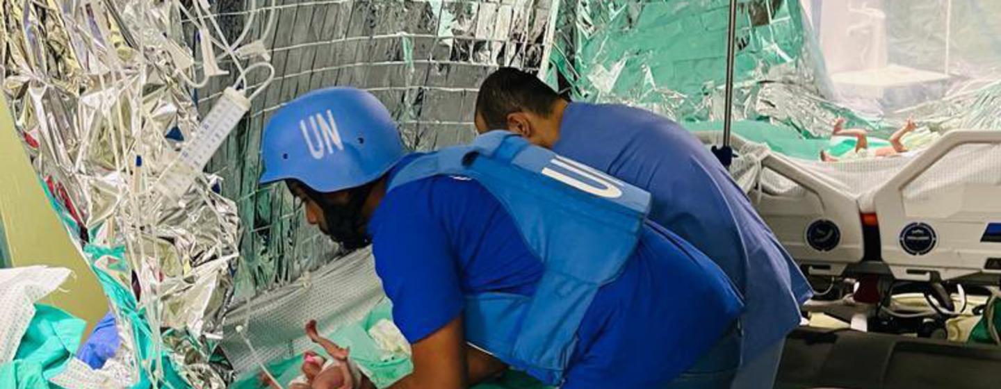 今天（11 月 19 日），世卫组织率领第二个联合国和巴勒斯坦红新月会代表团前往加沙的希法医院。31 名病重的婴儿、6 名卫生工作者和 10 名工作人员得以家属被疏散。