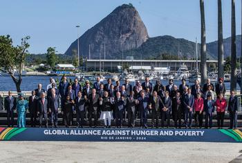 El Secretario General de la ONU, António Guterres, (cuarto desde la izquierda) con los líderes del G20 reunidos en Río de Janeiro, Brasil.