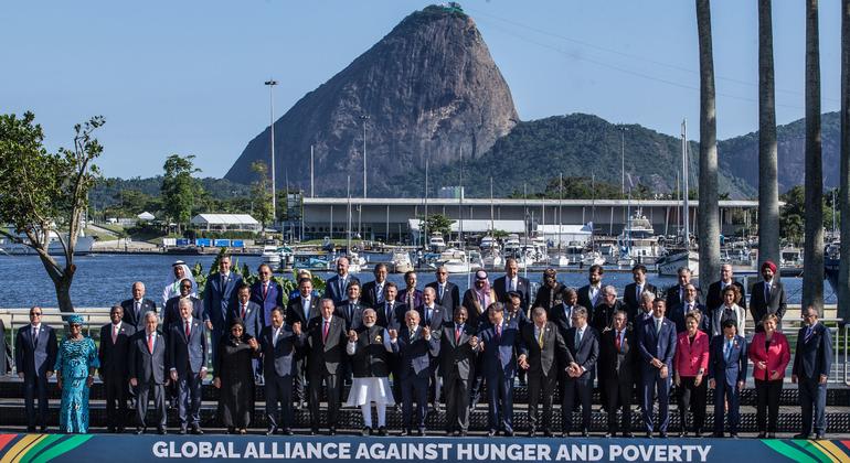 El Secretario General de la ONU, António Guterres, (cuarto desde la izquierda) con los líderes del G20 reunidos en Río de Janeiro, Brasil.