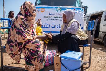 Une membre de l'équipe mobile de santé de l'UNFPA fournit des services de santé aux femmes et aux enfants déplacés à Gedaref, dans l'est du Soudan.