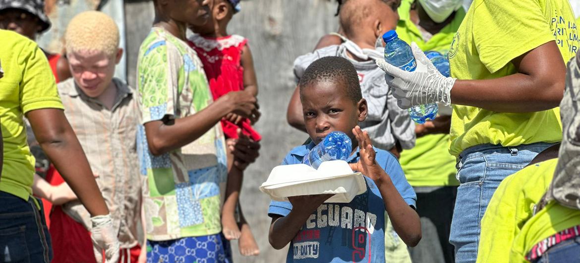 WFP distributes hot food to Haitians in the capital, Port-au-Prince.