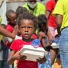 Le PAM distribue des aliments chauds aux Haïtiens dans la capitale, Port-au-Prince.