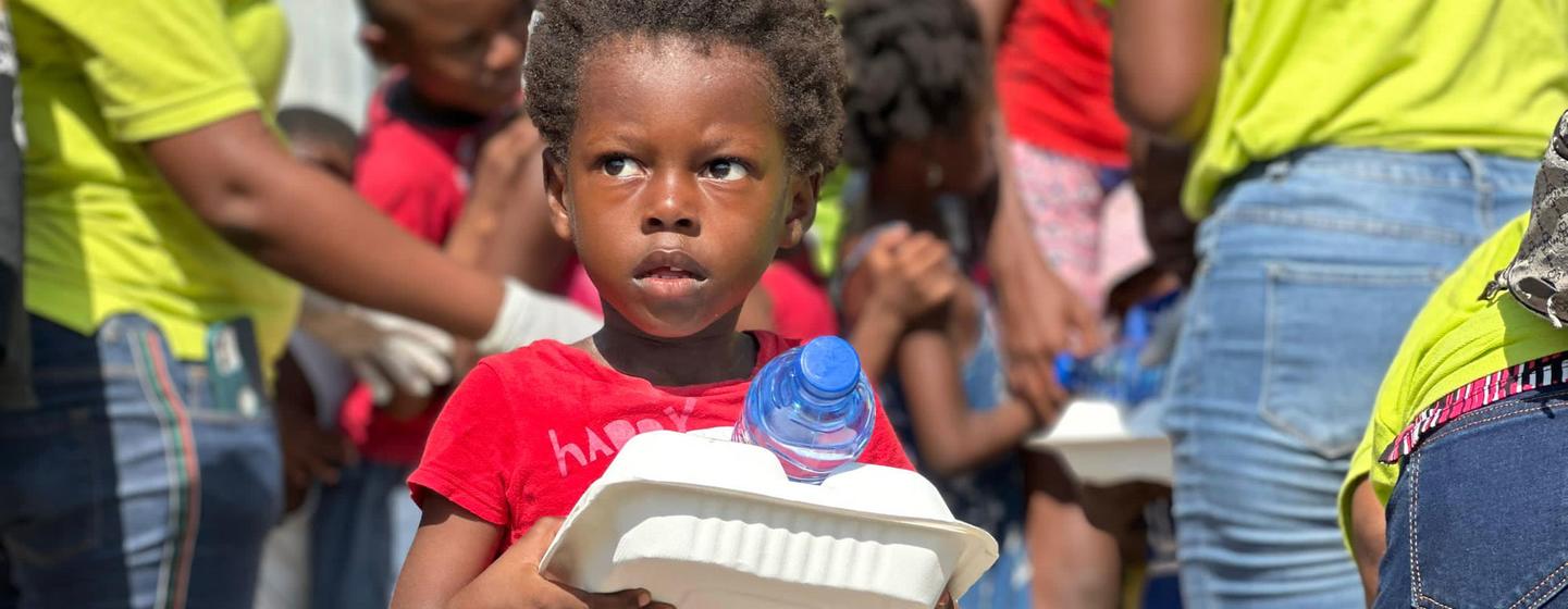 Le PAM distribue des aliments chauds aux Haïtiens dans la capitale, Port-au-Prince.