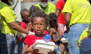 WFP distributes hot food to Haitians in the capital, Port-au-Prince.