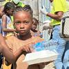 Le PAM distribue de la nourriture à des Haïtiens dans la capitale Port-au-Prince.
