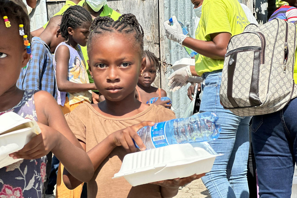 Le PAM distribue de la nourriture à des Haïtiens dans la capitale Port-au-Prince.