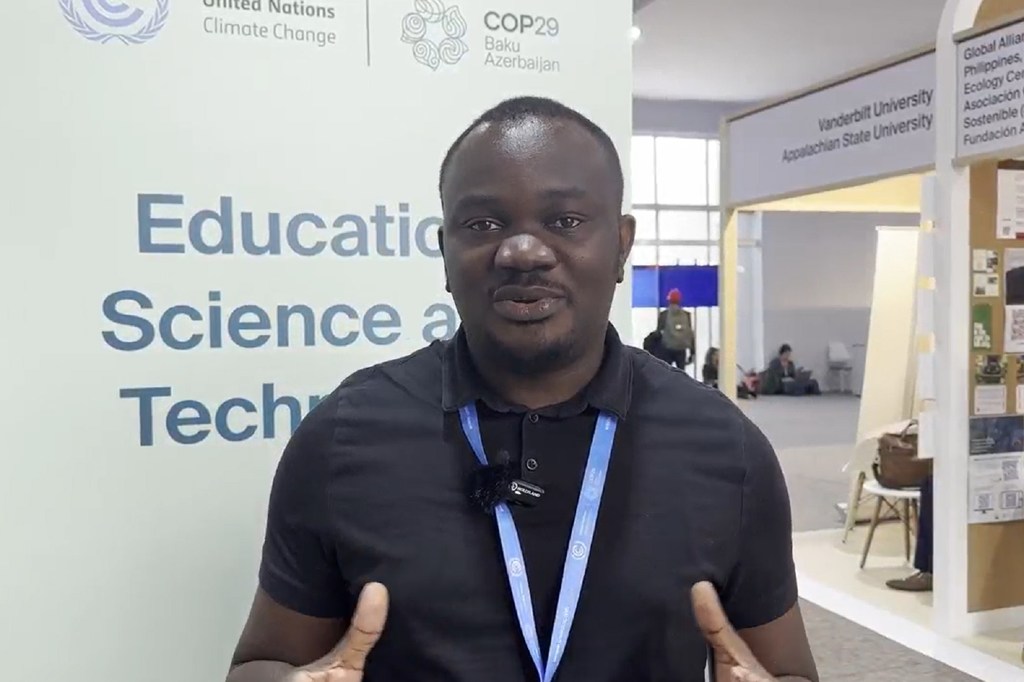 Adam Anthony akizungumza katika mkutano huko Baku, Azerbaijan, kando ya Mkutano wa Hali ya Hewa wa COP29.