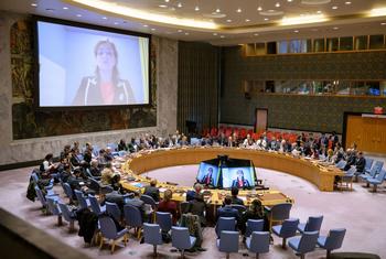 قاعة مجلس الأمن الدولي أثناء اجتماعه حول الوضع في سوريا. نائبة المبعوث الخاص إلى سوريا، نجاة رشدي (على الشاشة)، تُطلع الأعضاء على آخر المستجدات.