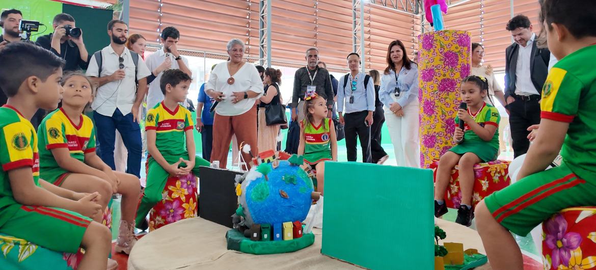 Un grupo de alumnos presenta sus proyectos en Barcarena, Pará, Brasil.