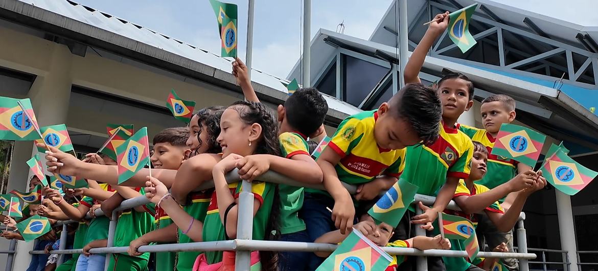 Estudiantes de la Escuela Municipal Maria Naura Gouvêa, en Barcarena, Pará, Brasil.