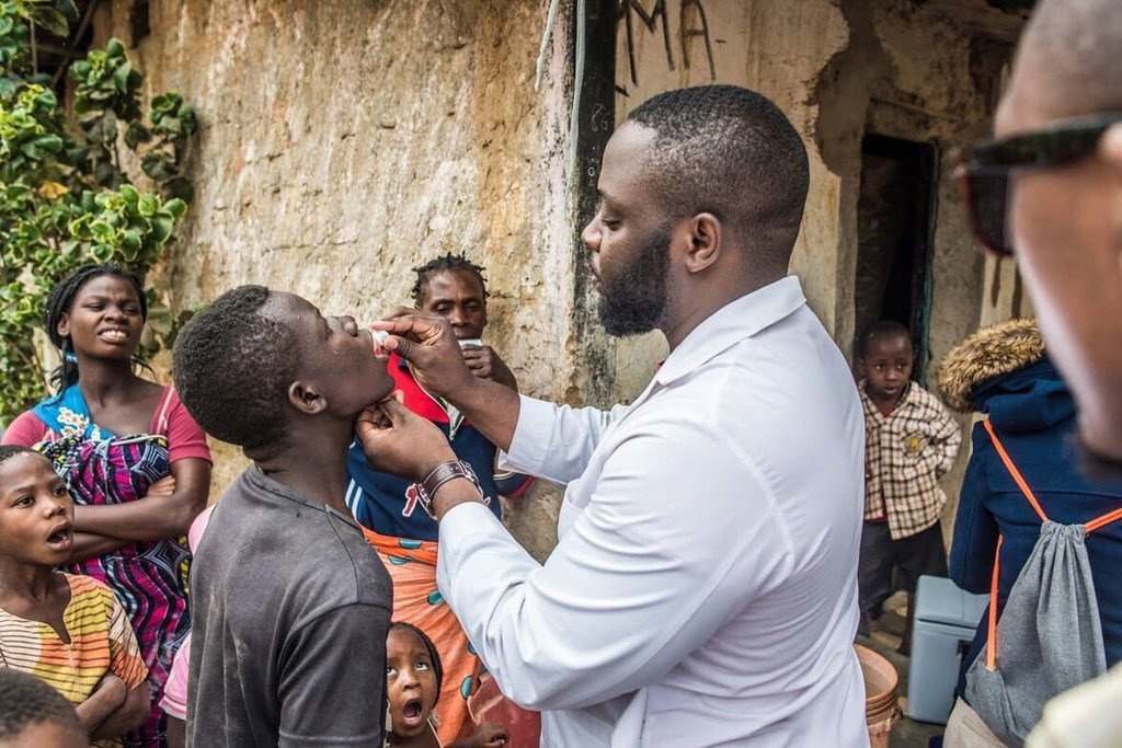 Un enfant reçoit un vaccin oral contre le choléra.