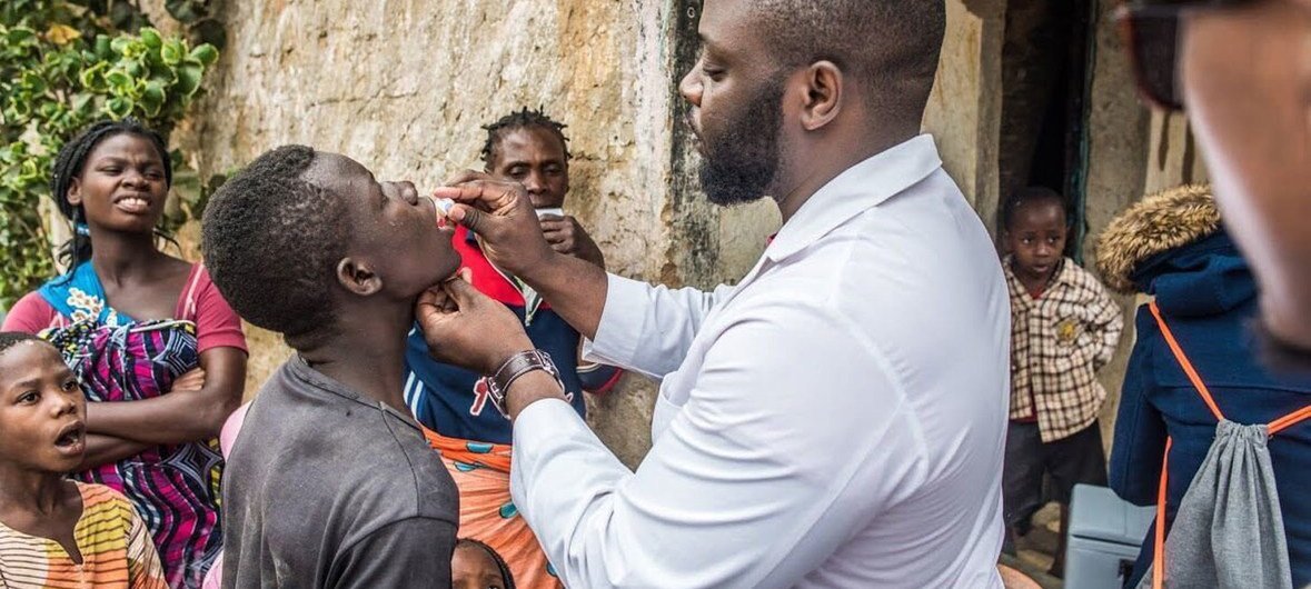 Un niño recibe la vacuna oral contra el cólera durante una campaña masiva de inmunización.