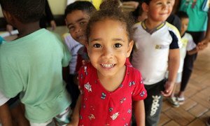 Niños haciendo fila para ser vacunados en Brasil.