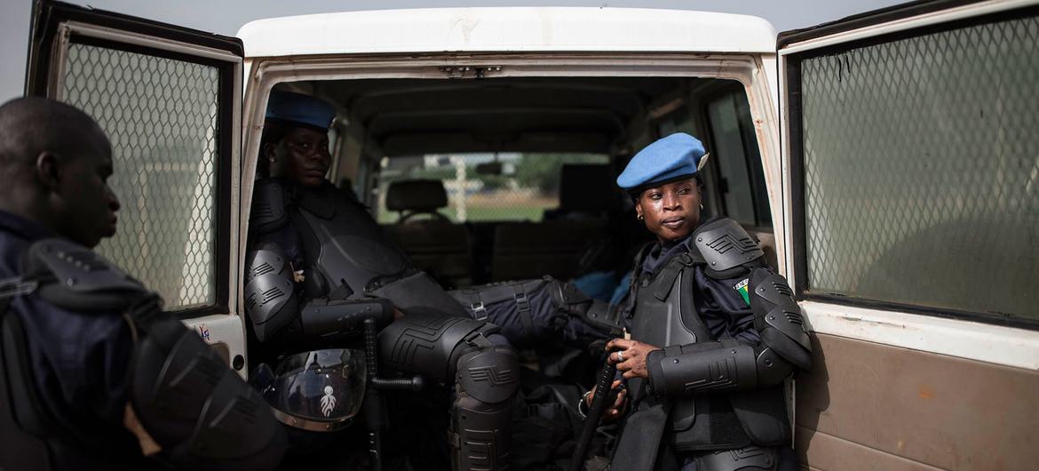Des membres d'une unité de police sénégalaise de la MINUSMA participent à une formation sur le maintien et le rétablissement de l'ordre public au Mali
