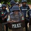 联合国塞内加尔和尼日利亚籍警察在马里巴马科的一所警察学院与马里警察一起参加人群控制培训。