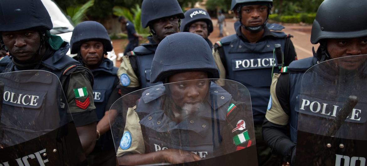 Des officiers sénégalais et nigérians de l'UNPOL suivent une formation au contrôle des foules avec des officiers de police maliens dans une académie de police à Bamako, au Mali.