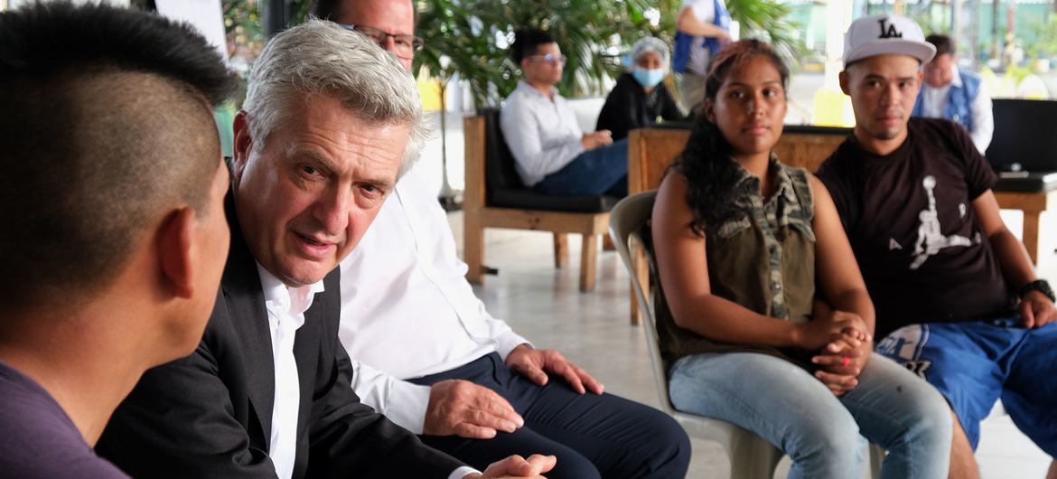 联合国难民事务高级专员格兰迪在厄瓜多尔瓜亚基尔会见难民和移民业主。