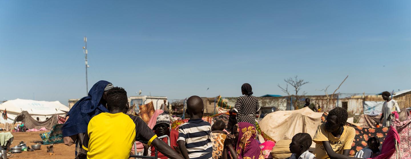 Des personnes déplacées par le conflit au Soudan à la frontière avec le Soudan du Sud.
