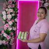 Zamantha presenta con orgullo sus macarons hechos a mano en su pastelería de Santa Cruz (Bolivia).