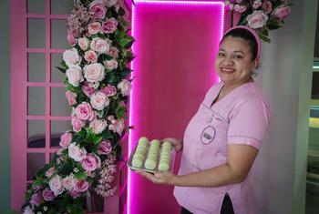 Zamantha presenta con orgullo sus macarons hechos a mano en su pastelería de Santa Cruz (Bolivia).
