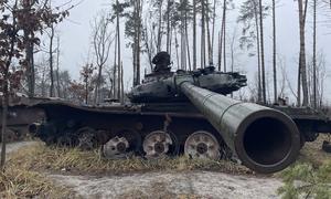 Des chars détruits dans le village de Dmitrovka, près de Boutcha, en Ukraine.
