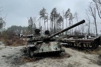 Des épaves de chars dans le village de Dmitrovka, près de Bucha, en Ukraine.
