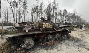 Подбитые танки в селе Дмитровка, недалеко от Бучи, Украина.  