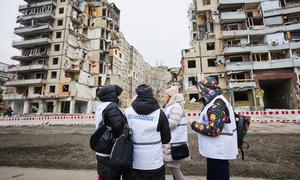 Специалисты из общественной организации «Кризисная психологическая помощь в Днепре и Днепропетровской области» у разрушенного здания в городе Днепр.