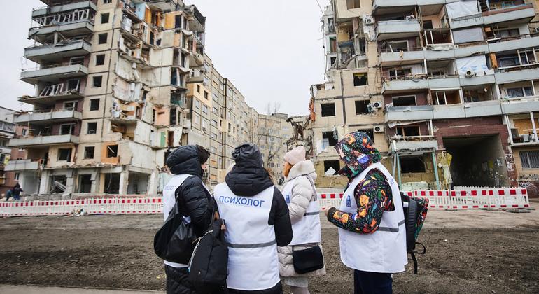 Специалисты из общественной организации «Кризисная психологическая помощь в Днепре и Днепропетровской области» у разрушенного здания в городе Днепр.
