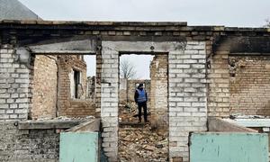 Un expert du PNUD inspecte un bâtiment endommagé par la guerre. Avant de commencer les travaux de nettoyage des débris, chaque site est soigneusement inspecté pour détecter la présence d'objets dangereux, tels que des munitions non explosées.