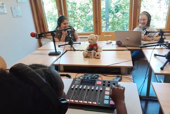 Des étudiants d'Eco Radio du Collège Vincent Van-Gogh en France ont interviewé Sama (à gauche), une jeune syrienne qui a fui son pays avec sa famille. 