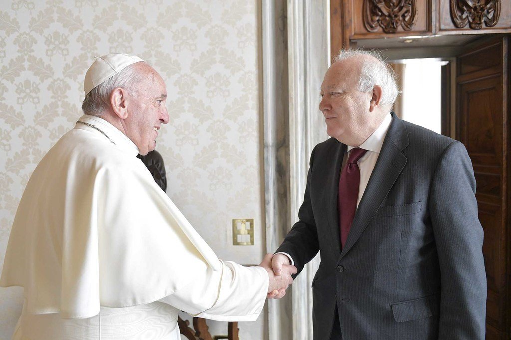 联合国不同文明联盟（UNAOC）高级代表莫拉蒂诺斯在梵蒂冈与教皇弗朗西斯交谈。