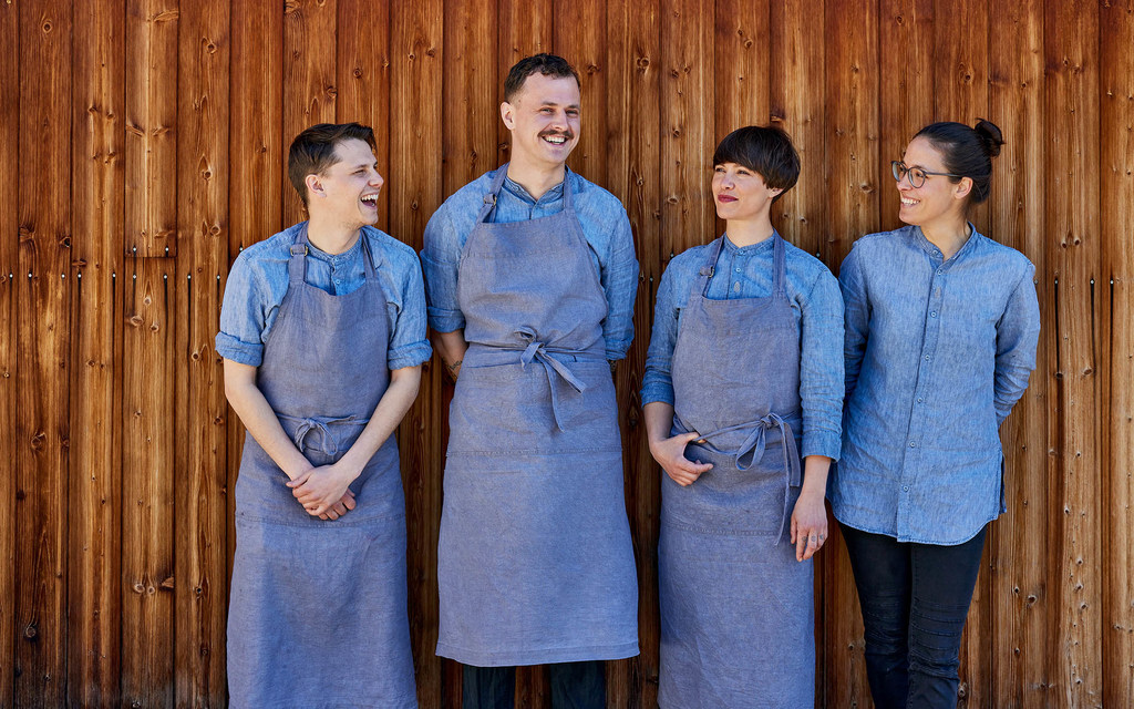 Rebecca Clopath, chef cuisinière suisse (deuxième à partir de la droite) crée une cuisine simple et saine, exclusivement basée sur des produits locaux dans son restaurant Stivetta et à la ferme Taratsch à Lohn. Ici avec son équipe